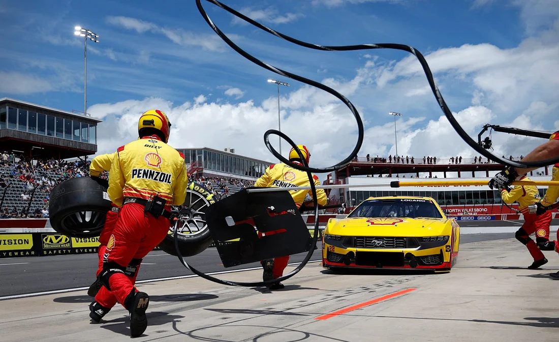 Joey Logano yarışıda pitstop edir