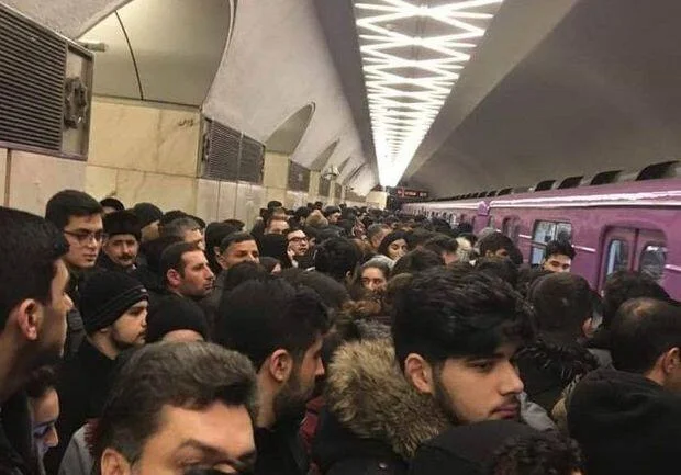 Metroda qatarların hərəkəti ləngiyir