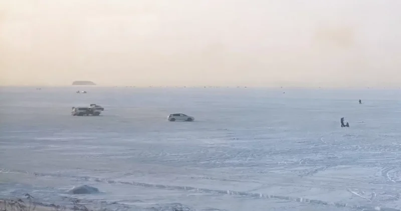 Пять автомобилей провалились под лед в Амурском заливе