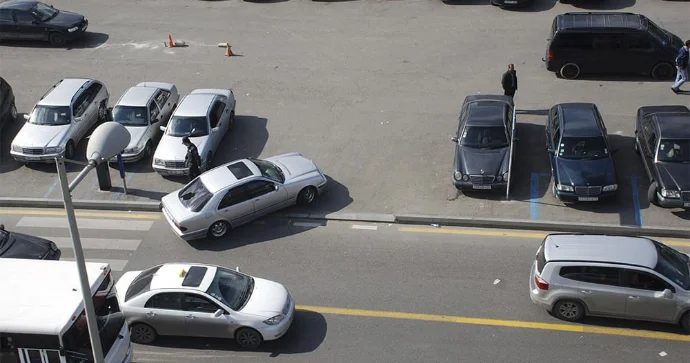 Parkinqdən çıxarkən bu səhvə yol verən sürücülər piyadaları vurur VİDEO