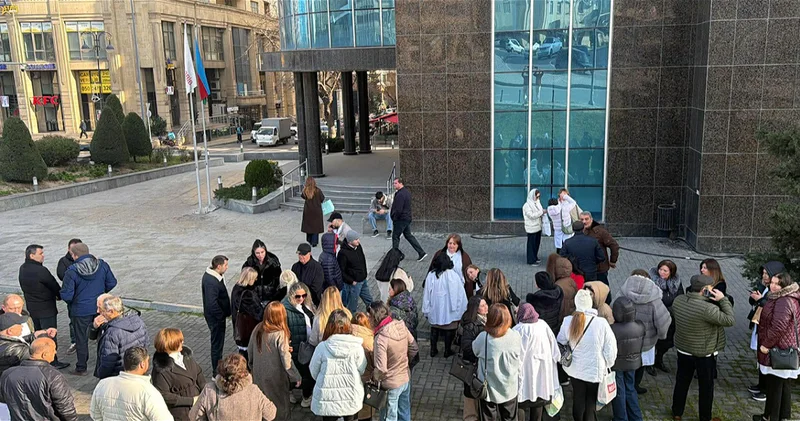Стоматологи провели акцию протеста перед зданием TƏBİB в Баку РЕАКЦИЯ ВИДЕО