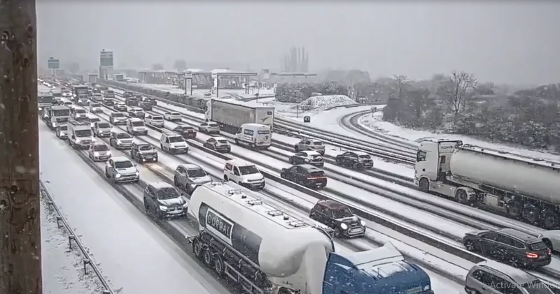 Транспортный коллапс произошел в Париже ФОТО ВИДЕО