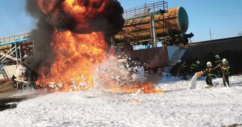 Взрыв и сильный пожар на нефтяной базе в Азербайджане фото; видео