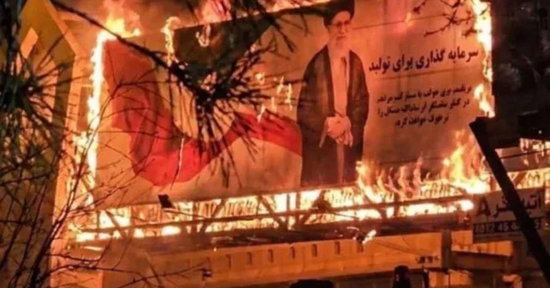 Məşəddə barrikadalar quruldu Xameneinin portretinə od vuruldu VİDEO