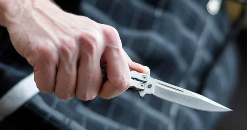 Qıza görə qonşusunu bıçaqladı