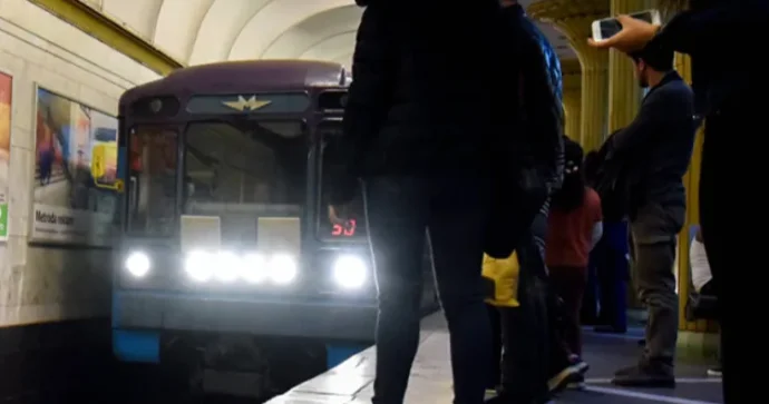 Bakı metrosunda qatar yoluna düşən sərnişin ölü