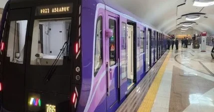 Sərnişin qatar relsinə düşüb öldü Metroda həyəcan VİDEO