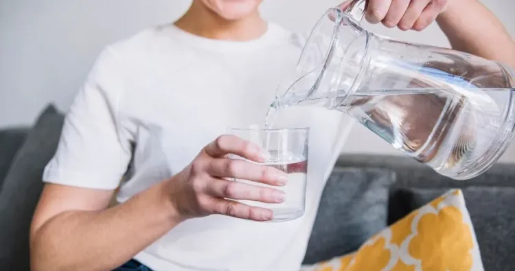 Səhərlər acqarına ilıq su içmək qaraciyərin və həzm sisteminin fəaliyyətini AKTİVLƏŞDİRİR