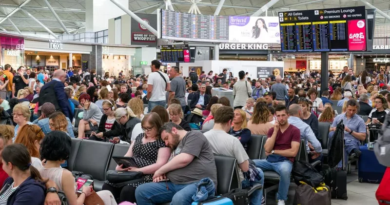 Аэропорт Амстердама отменил минимум 700 рейсов