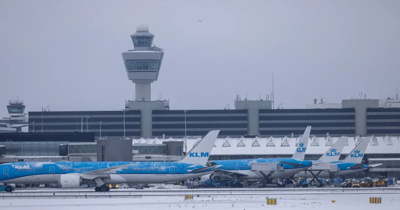 Amsterdam hava limanı qar və külək səbəbindən ən azı 700 uçuşu ləğv edib