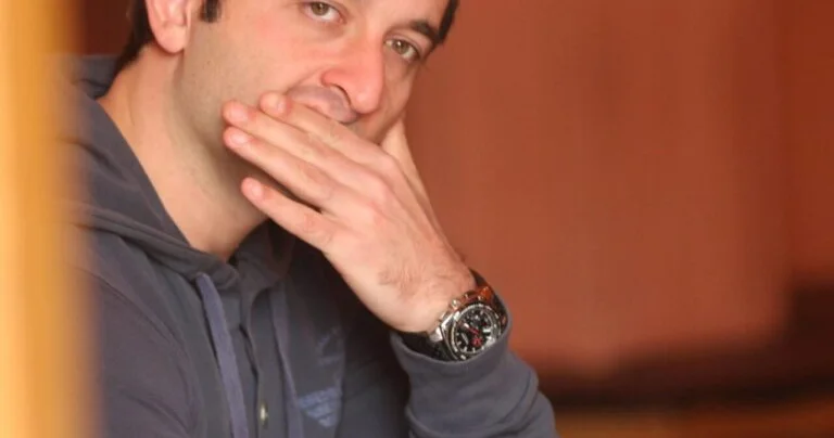 Hikmət Rəhimov tamaşaçıları “Səkkiz” serialına baxmağa dəvət edir…