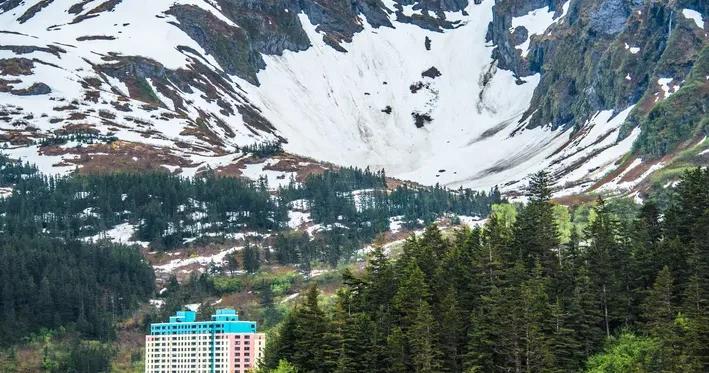 Dünyanın ən qəribə qəsəbəsi: Burada hər kəs eyni binada yaşayır FOTOLAR