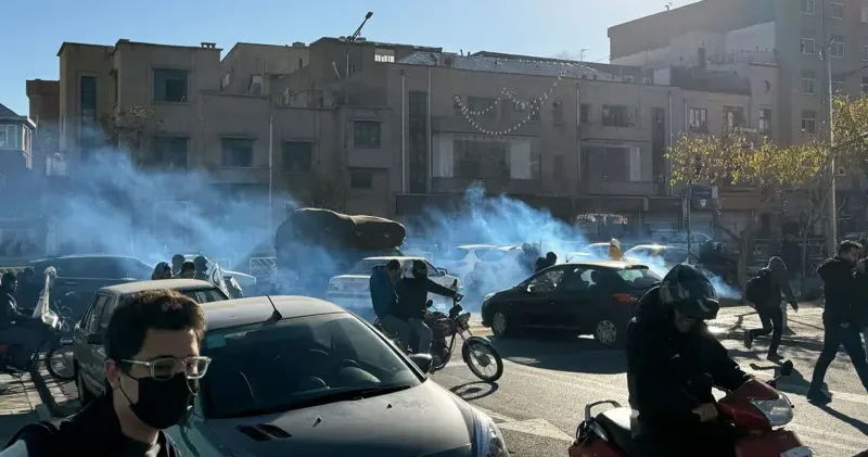 “İran hakimiyyəti çətin durumda: küçə etirazları və ABŞ təzyiqi Tehranı zəiflədib“ BBC