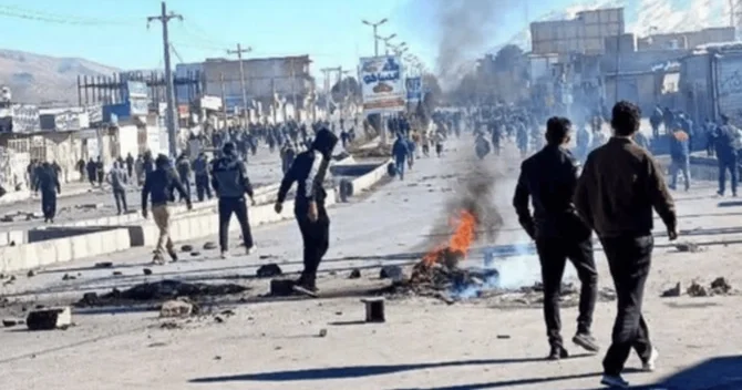 İranda polisə hücum nəticəsində iki nəfər ölüb, daha 30 insan yaralanıb