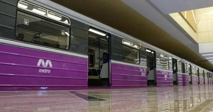 Bakı metrosunda sərnişin stansiya yoluna düşdü − Dünyasını dəyişdi