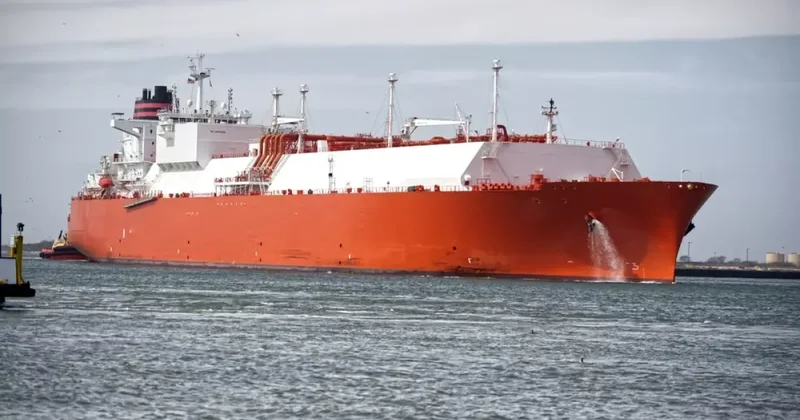 Корабль береговой охраны США преследует танкер под флагом России