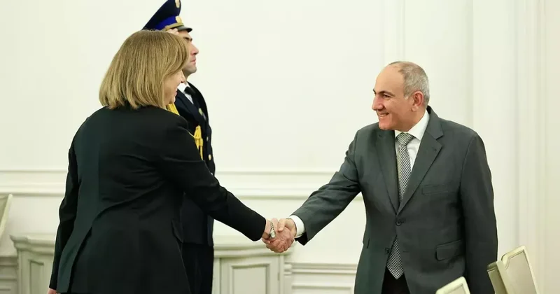 Пашинян провел прощальную встречу с Кристиной Квин