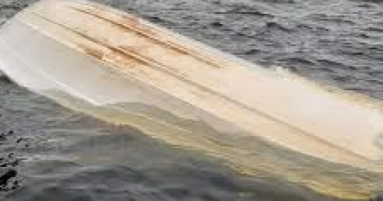 Kareliyada turistləri daşıyan qayıq aşıb