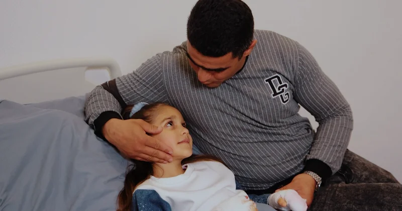 Anadangəlmə amniotik bant sindromlu azyaşlı sağlamlığına qovuşdu Video