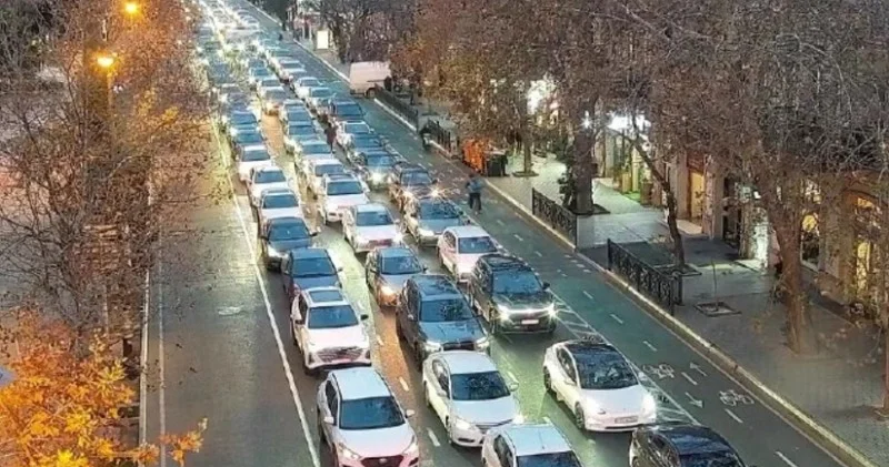 Şəhərin 13 istiqamətində yollar sıxlıqdır SİYAHI