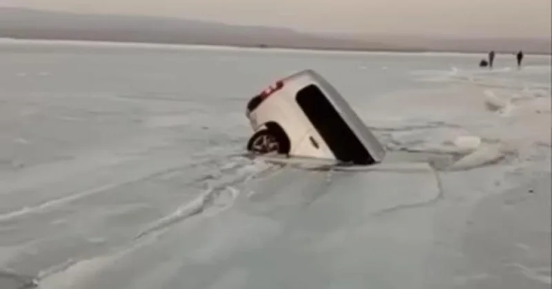 Buz üzərində hərəkətdə olan 3 avtomobil batdı