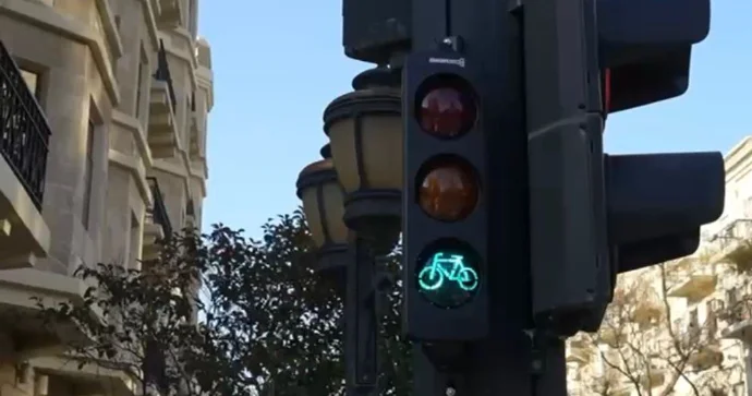 Bakıda velosipedçilər üçün yeni LED svetoforlar istifadəyə verildi VİDEO
