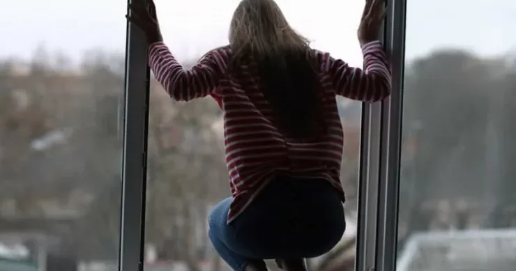 Xırdalanda DƏHŞƏT: qadın 12 ci mərtəbədən yıxılıb öldü