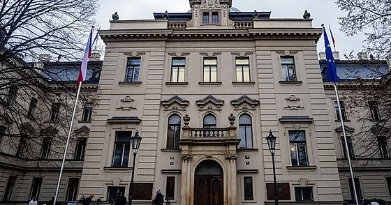 Флаг Украины на здании правительства Чехии заменили флагом ЕС