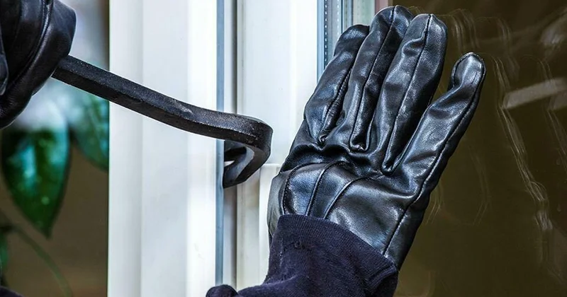 Qəribə oğurluq: Kompot, mürəbbə oğurlayıb sonra evi yandırdılar