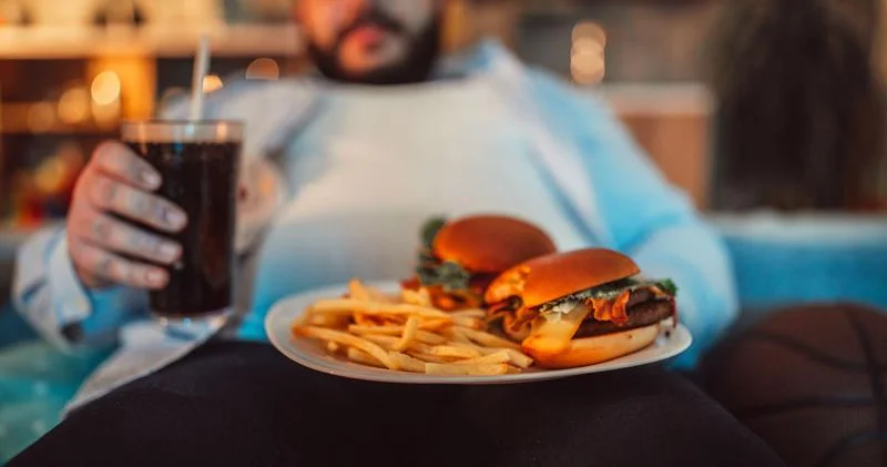 Qazlı içkilər, şokolad və şirniyyat məhsulları, pizza, tort, sendviçlər... Bu ölkədə bunların reklamı qadağan edildi