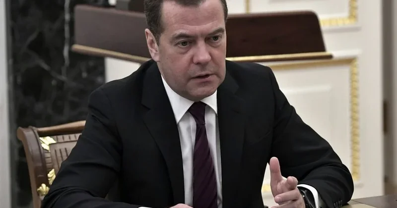 “Rusiya ilə oyun oynamayın“: Medvedevdən Qərbə Milad “təbriki“