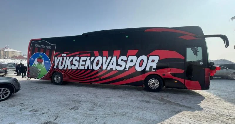 Prezident futbol komandasına avtobus hədiyyə etdi