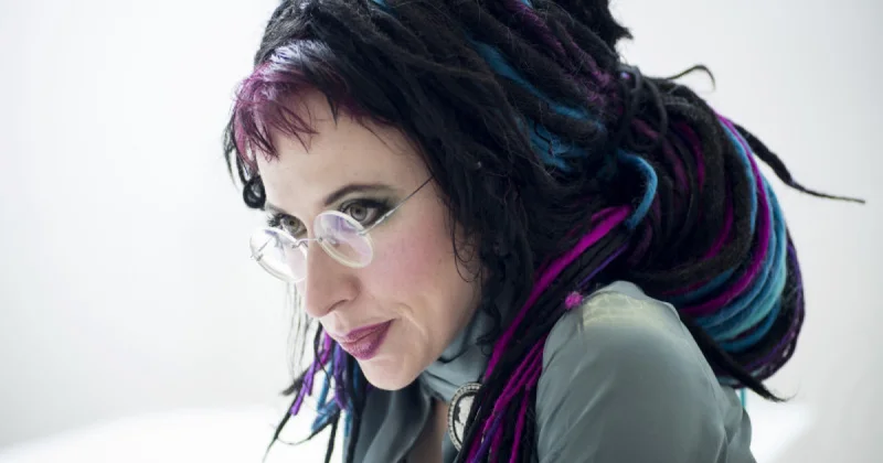 Yaradıcılığında və şəxsi həyatında ikili kimlik sahibi O, “Stalinin inəkləri” romanında nə yazırdı?