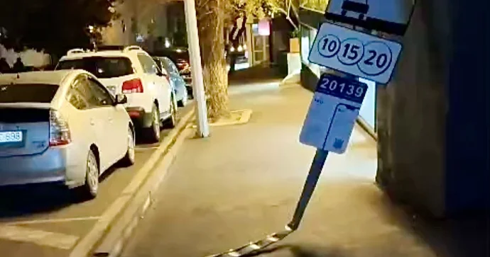 Bu küçədə yol nişanı bir aydır qəzalı vəziyyətdədir ŞİKAYƏT VAR VİDEO