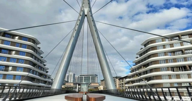 Paytaxtda unikal piyada körpüsü inşa edilib VİDEO