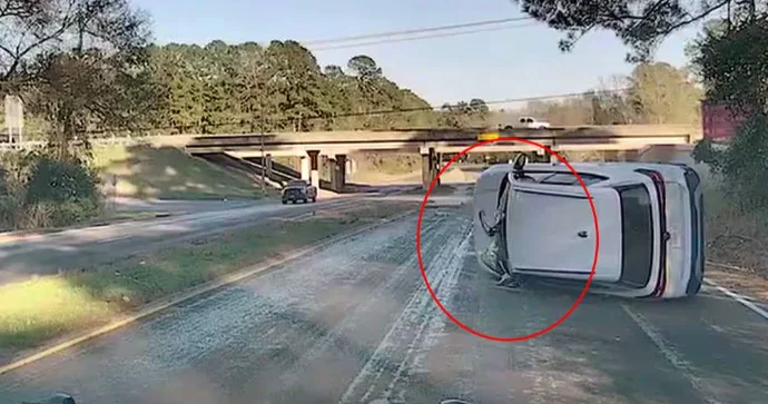 Qayda pozub polisdən qaçan sürücü qəza törətdi Maşından görün nələr çıxdı VİDEO