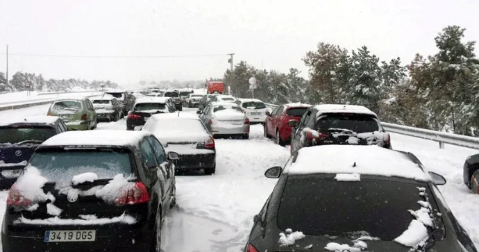 Qar fırtınası nəqliyyatın hərəkətini iflic edib