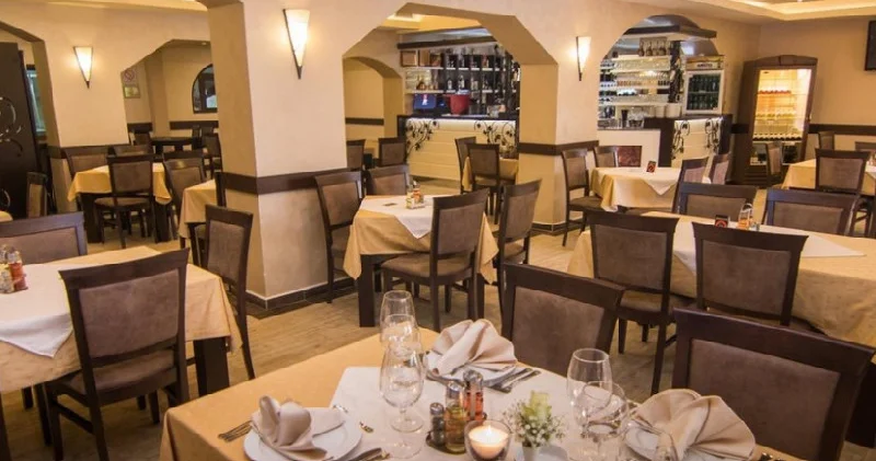 “Normal şəraitdə fast food restoranlarında güclü havalandırma və filtrasiya sistemləri qoxunun zala yayılmasını önləməlidir”