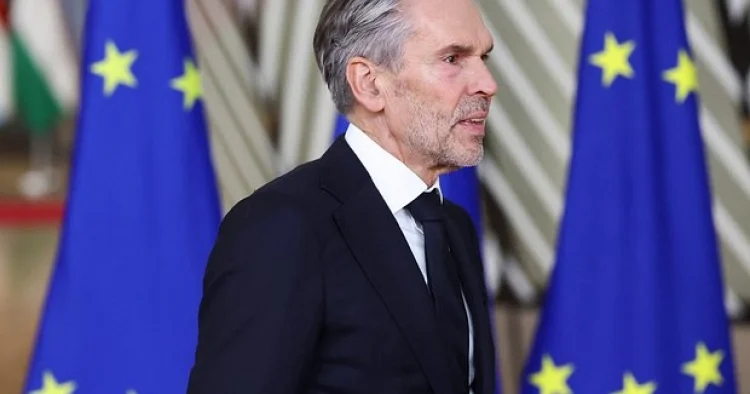 Dik Şof: “Müttəfiqlər bir birlərinə qarşı belə etmirlər”