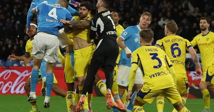 Наполи дома сыграл вничью с Вероной в Серии А