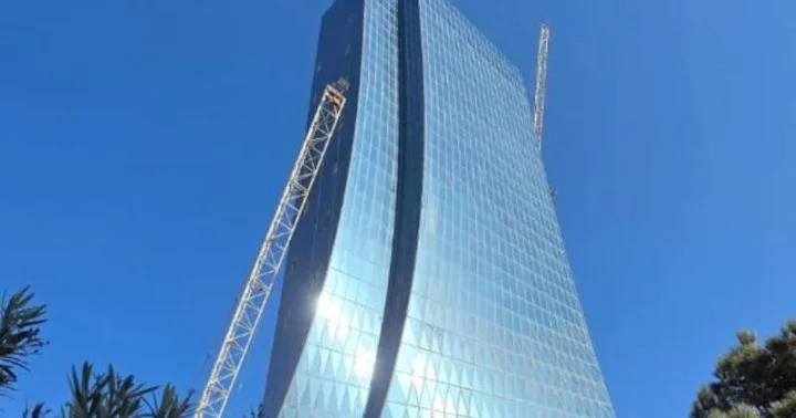 Bakıda 218 milyon avroya tikilən 37 mərtəbəli yeni inzibati binada ikinti quraşdırma işləri başa çatıb