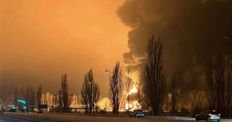 Ukrayna Belqorodu vurdu Neft bazasında yanğın baş verdi