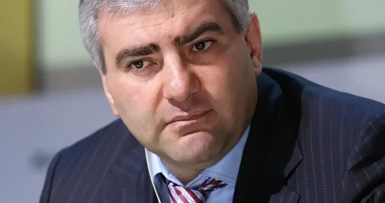 Самвелу Карапетяну отказали в разрешении посетить могилу отца