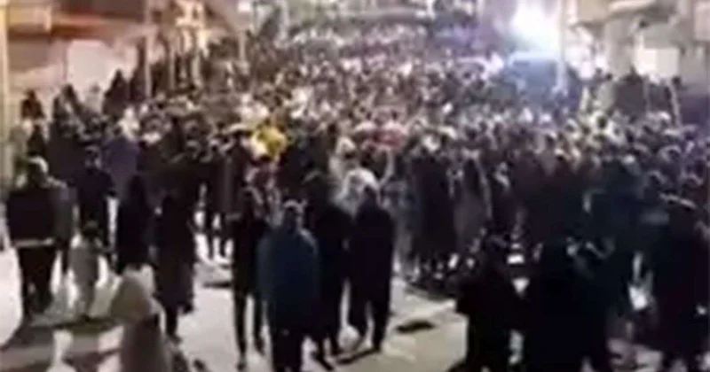 Etiraz dalğası İranı bürüdü Polis geri çəkildi