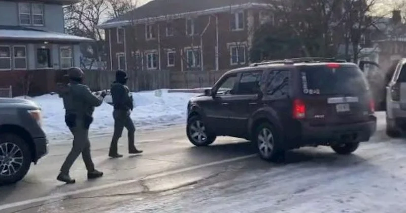 ABŞ də miqrasiya işçiləri onların keçidinə mane olmağa çalışan qadını güllələdi