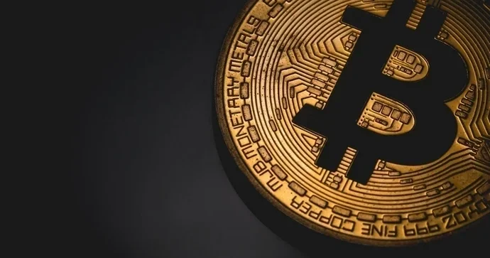 Биткоин теряет позиции: курс опустился ниже 93 000 долларов