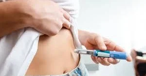 Azərbaycanda müğənninin arıqlama iynəsindən gözü tutuldu