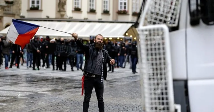 Çexiyada hökumət binasının yaxınlığındakı Ukrayna bayrağı götürülüb
