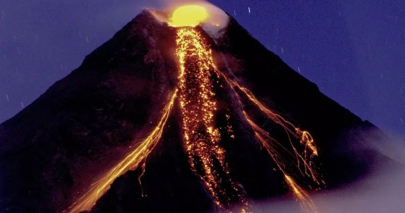 На Филиппинах из за угрозы извержения вулкана эвакуировали около трех тысяч человек