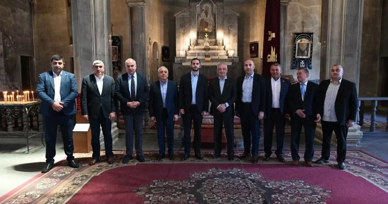 Соратник Пашиняна: Гарегин II должен уступить трон католикоса